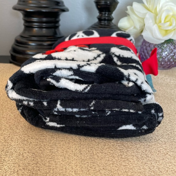 New Set of 2 The Nightmare Before Christmas Santa Jack Skellington Hand Towels - Picture 6 of 6